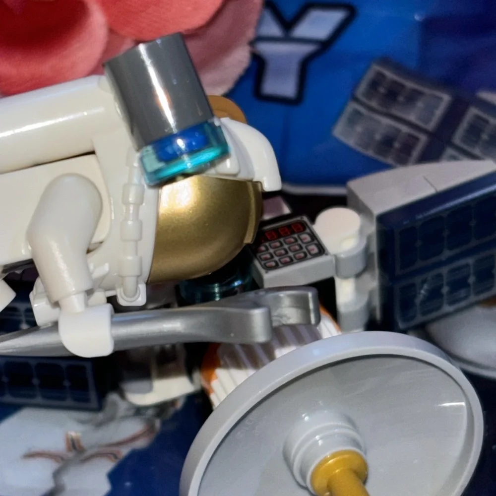 Lego City 30364 Astronaut gold face shield LEGO CITY: Space Satellite Minifig